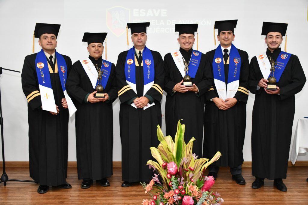 Gran paso en la aviación tras la graduación de nuevos Ingenieros Aeronáuticos