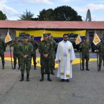Simbolismo de liderazgo y confianza: ceremonia de entrega de banderín en la Escuela de Caballería
